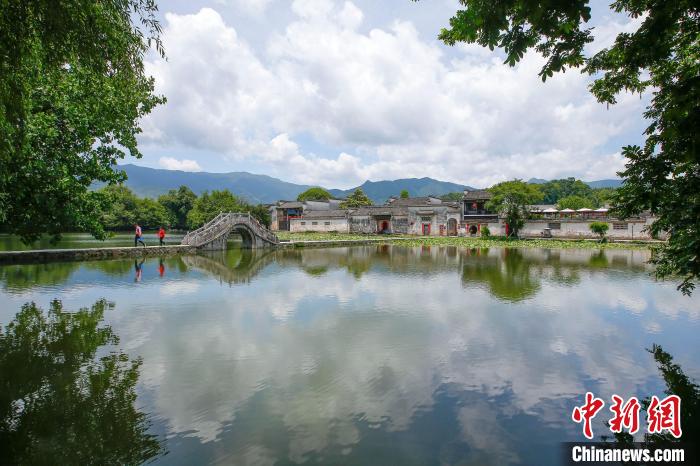 在安徽省黃山市黟縣宏村南湖拍攝的夏日美景。　施亞磊 攝