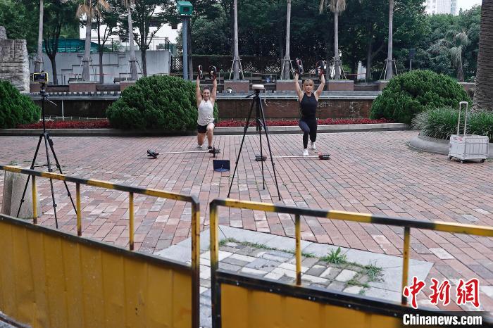 市民在防范區(qū)街頭空曠的場地上進行鍛煉。　殷立勤 攝