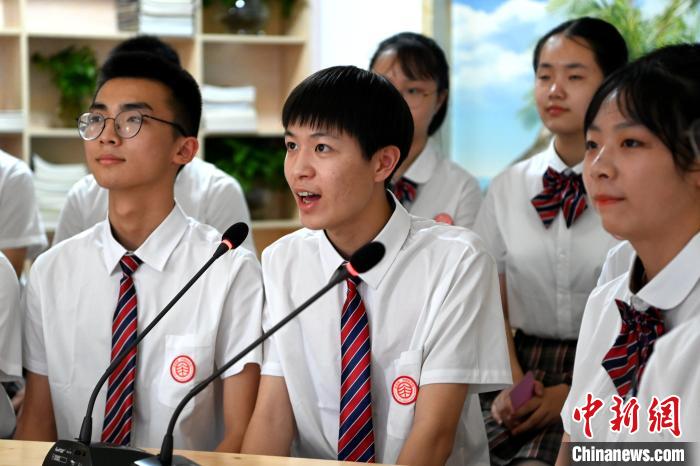 漳州市第一外國(guó)語學(xué)校的學(xué)生介紹閩南特色文化和校園生活?！埥鸫?攝