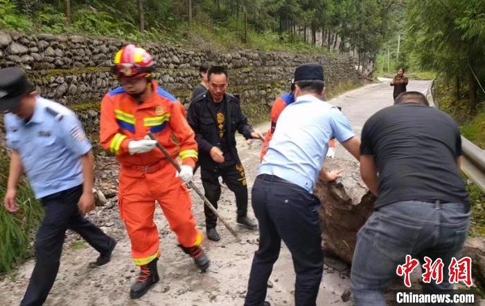 四川雅安蘆山6.1級地震：大批救援力量趕赴震區(qū)部分列車晚點(diǎn)