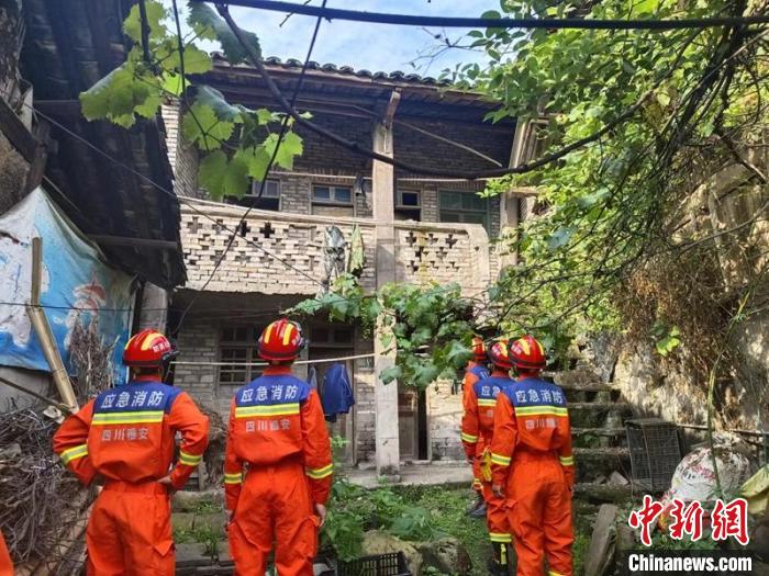 消防員巡查地震中房屋受損情況。　四川消防供圖