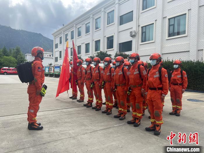 圖為林芝市森林消防支隊迅速啟動地震救援應急響應，展開地震救援拉動演練。　西繞拉翁 攝