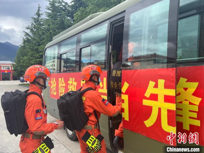 圖為林芝市森林消防支隊迅速啟動地震救援應急響應，展開地震救援拉動演練?！∥骼@拉翁 攝