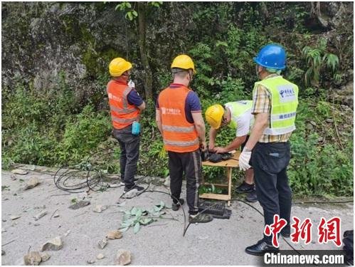 中國電信搶險人員在寶興和蘆山之間小漁溪進(jìn)行光纜搶修。　中國電信四川公司供圖