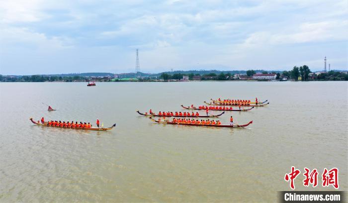 圖為無(wú)人機(jī)航拍參賽的龍舟隊(duì)伍在開闊的贛江上奮勇?tīng)?zhēng)先。　邱哲 攝