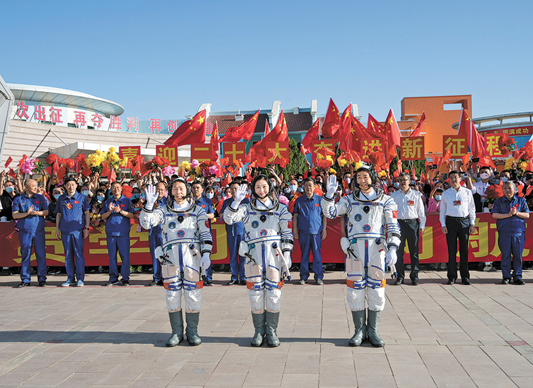 2022年6月5日7時(shí)54分，神舟十四號(hào)載人飛行任務(wù)航天員乘組出征儀式在酒泉衛(wèi)星發(fā)射中心問天閣廣場(chǎng)舉行。（圖源：新華社）