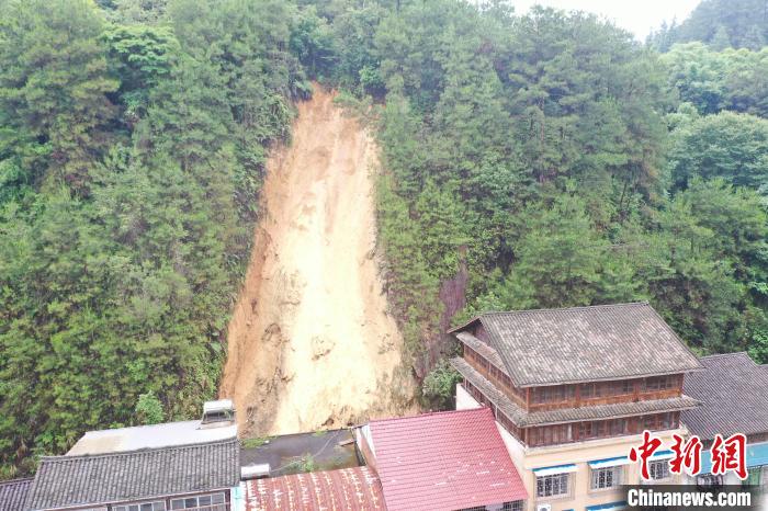 航拍古宜鎮(zhèn)雅谷路后山發(fā)生山體崩塌?！V西自然資源廳 供圖