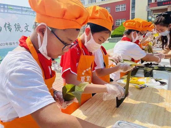 青島市城陽區(qū)夏莊街道夏莊小學開展童心沐黨恩系列慶祝活動