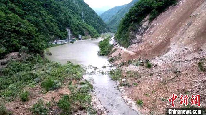 四川蘆山“6·1”地震：壅塞體泄流槽打通河水下泄險情排除