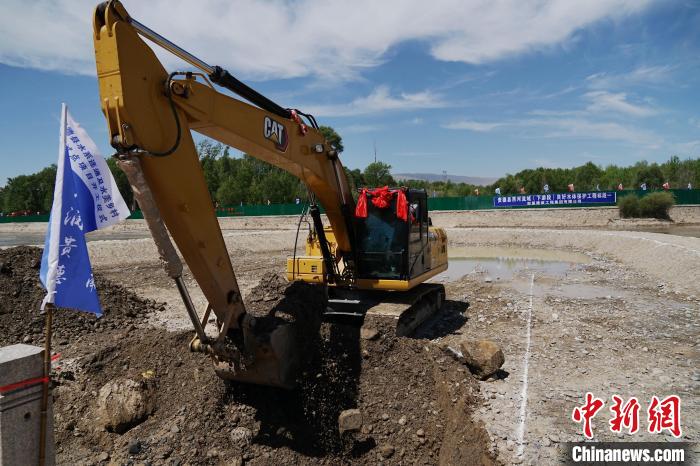 圖為貴德縣水系連通及水美鄉(xiāng)村建設(shè)試點項目開工儀式現(xiàn)場?！●R銘言 攝