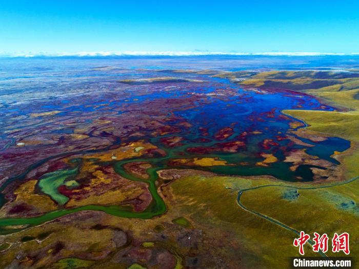 圖為黃河源頭瑪多縣湖泊?！」逯莠敹嗫h委宣傳部 供圖