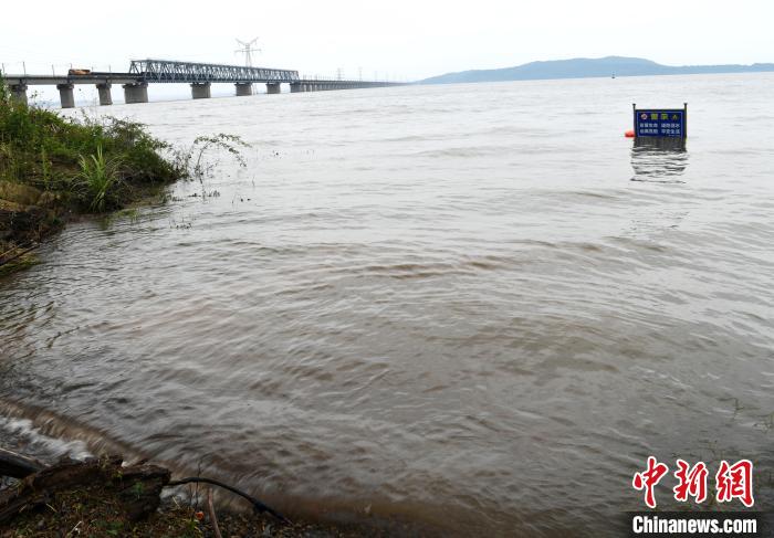 鄱陽湖的潮濕氣候和列車經(jīng)過時的震動會造成大橋螺栓松動，橋梁工還要經(jīng)常對大橋的高強(qiáng)度螺栓進(jìn)行檢查更換?！『鷩?攝