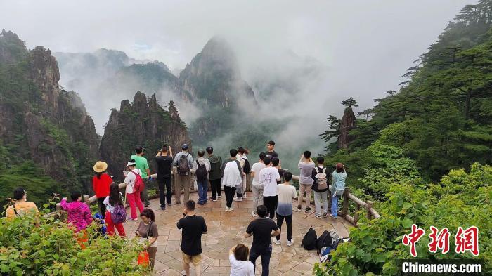 資料圖：夏日黃山云霧繚繞。　許永杰 攝