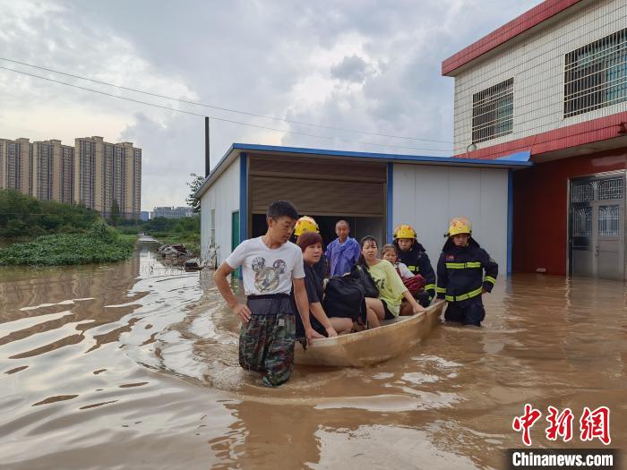 圖為湖北荊州突降大雨致內(nèi)澇 呂寶宇 攝