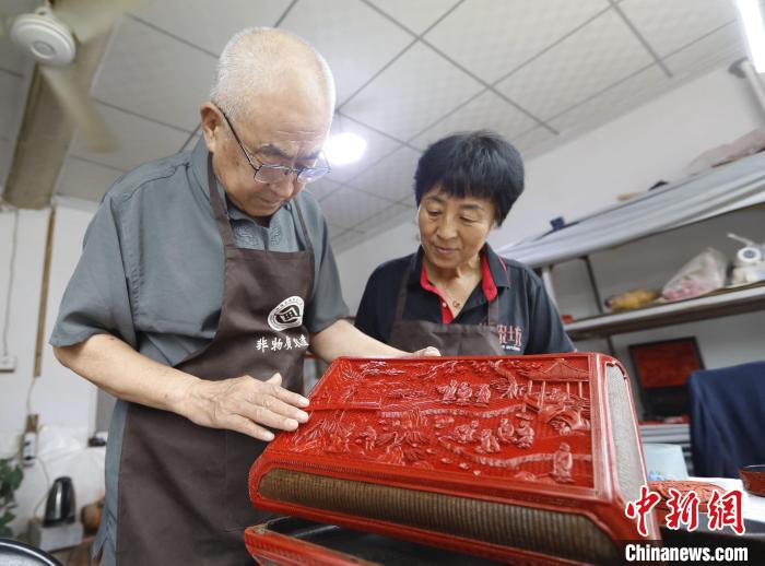 在河北省固安縣南宋村，雕漆匠人朱慶元正給學(xué)員指導(dǎo)漆器制作技法?！￠T叢碩 攝