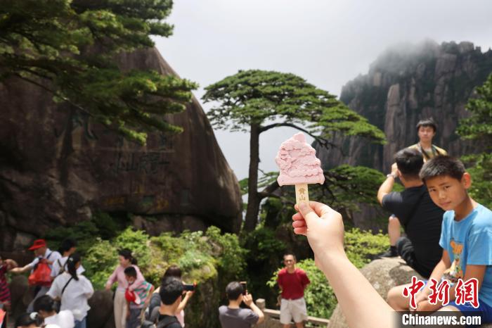 暑期旅游升溫，安徽黃山游人如織?！〕烧郭i 攝