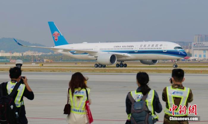 資料圖：2022年1月6日，南航兩架全新大型遠程寬體A350-900型客機同時落戶廣東深圳，加盟南航深圳分公司，深圳迎來目前最大空客寬體客機。圖為A350-900型客機飛抵深圳寶安國際機場。 中新社記者 陳文 攝