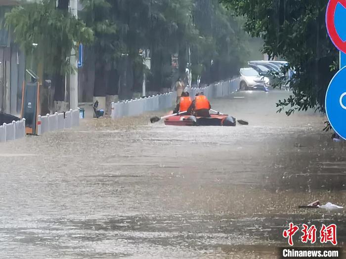 強(qiáng)降雨導(dǎo)致粵北韶關(guān)出現(xiàn)嚴(yán)重內(nèi)澇，救援人員在搜救被困人員(資料圖) 韶關(guān)市政府 供圖