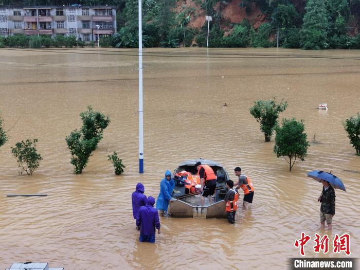 強(qiáng)降雨導(dǎo)致粵北韶關(guān)出現(xiàn)嚴(yán)重內(nèi)澇，救援人員在轉(zhuǎn)移被困人員(資料圖) 韶關(guān)市政府 供圖