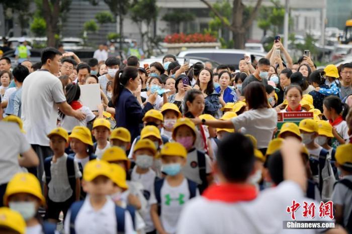 資料圖：新生家長們目送學生進入校園。 <a target='_blank' href='/'>中新社</a>記者 張瑤 攝