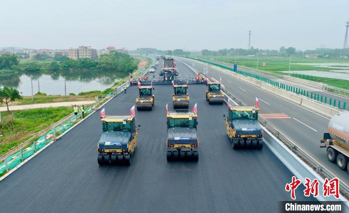 “無人駕駛”首秀廣東高速公路建設(shè)路面