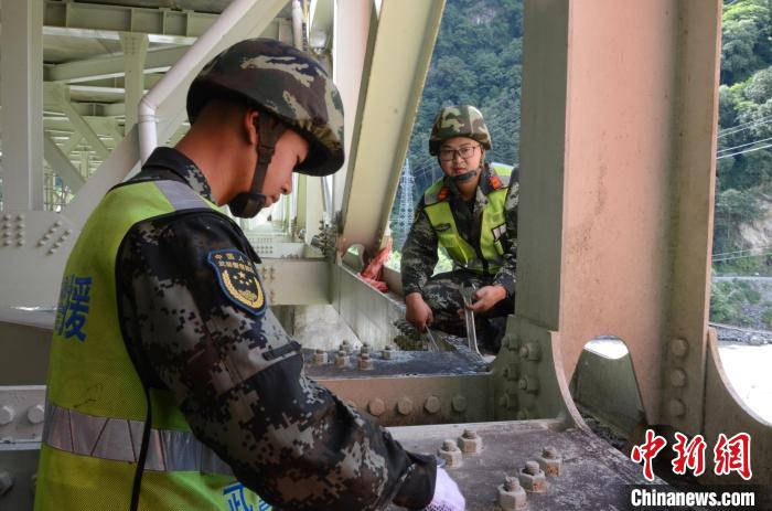 圖為武警官兵檢修通麥特大橋。　殷榆瑞 攝