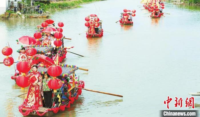 “斗門水上婚嫁”集體婚禮現(xiàn)場(chǎng) 珠海市斗門區(qū)文化廣電旅游體育局 供圖