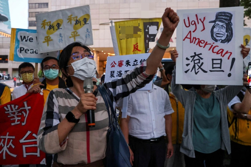 臺北街頭有民眾抗議佩洛西抵臺竄訪。（圖源：路透社）