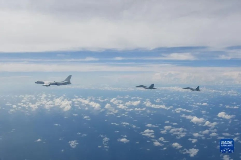 8月7日，中國人民解放軍東部戰(zhàn)區(qū)按計劃，繼續(xù)在臺島周邊?？沼蜻M行實戰(zhàn)化聯(lián)合演訓。這是戰(zhàn)機編隊飛行。圖片來源：新華網(wǎng) 李秉諭 攝