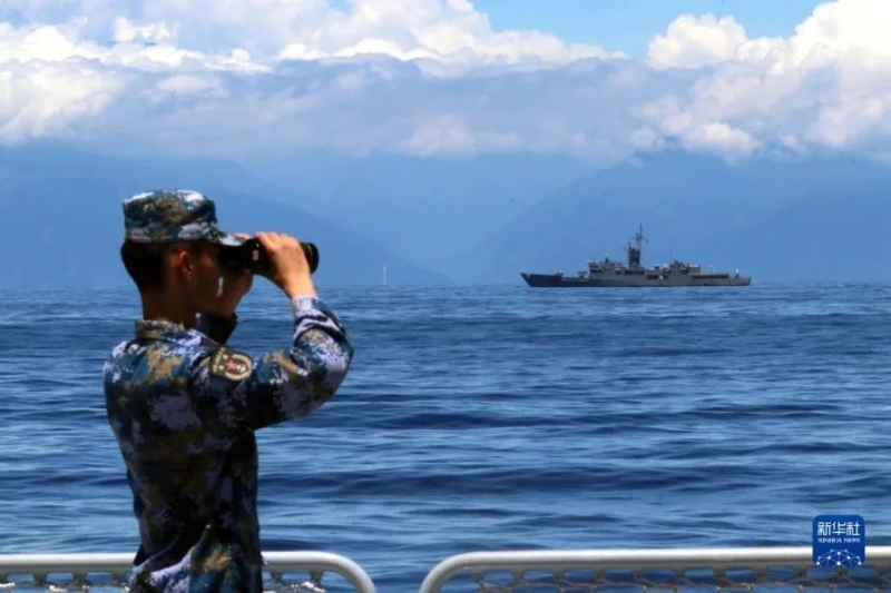 8月5日，中國人民解放軍東部戰(zhàn)區(qū)海軍繼續(xù)在臺島周邊海域展開實戰(zhàn)化訓練。這是某艦官兵在瞭望觀察。新華社發(fā) 林健 攝