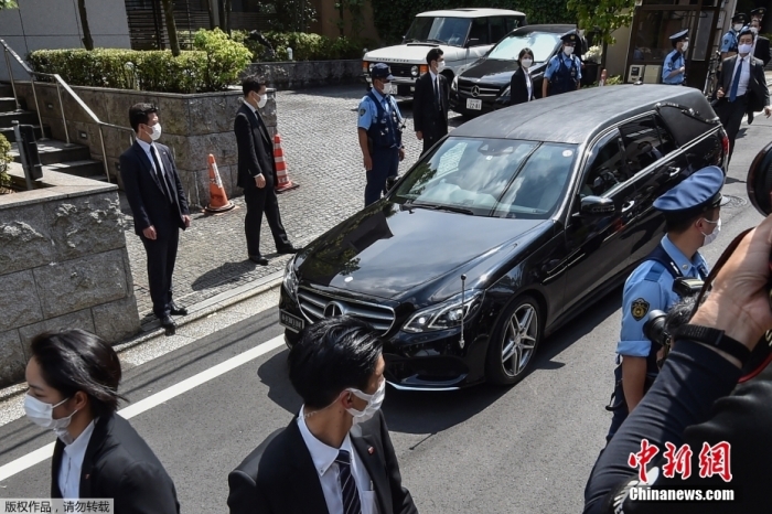 據(jù)日本朝日電視臺報道，當?shù)貢r間7月9日下午，載有日本前首相安倍晉三遺體的靈車抵達其位于東京的住宅。