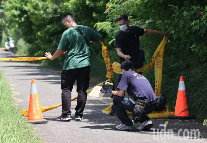 臺(tái)南市兩名警察22日在臺(tái)南安南區(qū)追查失竊贓車，遭到兇嫌林某持刀攻擊殉職，距離兇嫌攻擊第一現(xiàn)場(chǎng)約100米外的道路，鑒識(shí)人員在路上采到疑似兇嫌可疑血跡。 圖片來源 臺(tái)灣《聯(lián)合報(bào) 》 劉學(xué)圣 攝