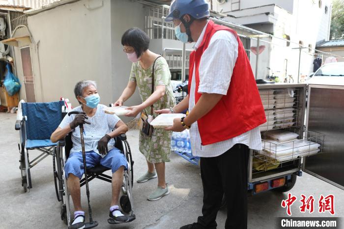 李加茂是上海的一名社區(qū)送餐員，他主要負責長壽路街道的助老送餐服務?！埡鄠?攝