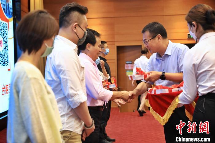 8月25日，北京市臺辦向臺胞代表贈送《臺胞百問》手冊。　李雪峰 攝