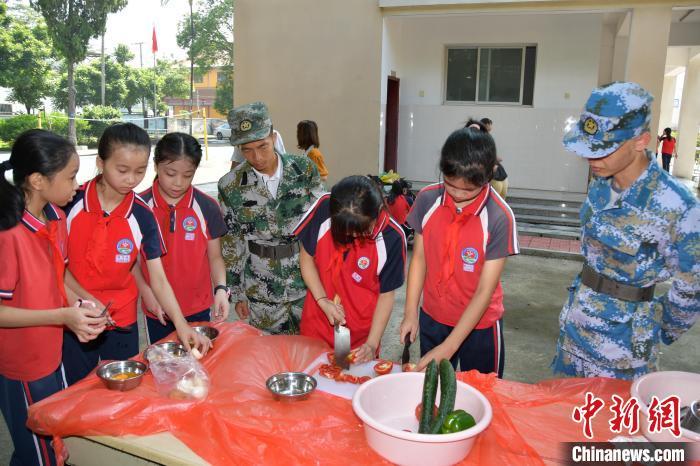 退役軍人服務站退役軍人指導學生切菜。漳州市退役軍人事務局供圖