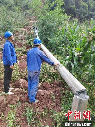 地震造成雅安漢源縣境內宜東鎮(zhèn)三交鄉(xiāng)(與瀘定交界)部分電網(wǎng)設施受損?！±蠲?攝