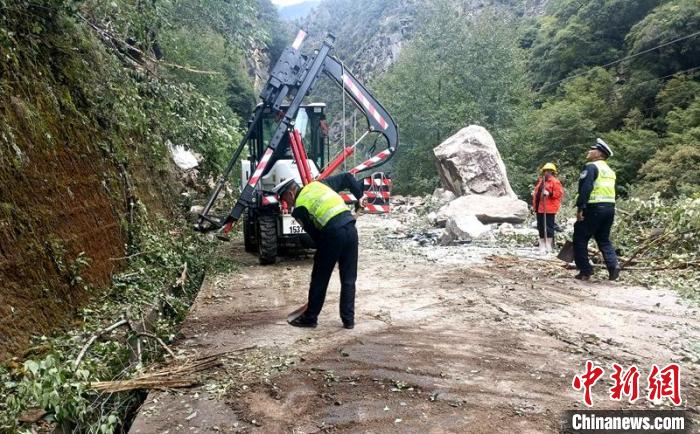 交警和救援力量正在疏通受損道路。　甘孜州公安局供圖