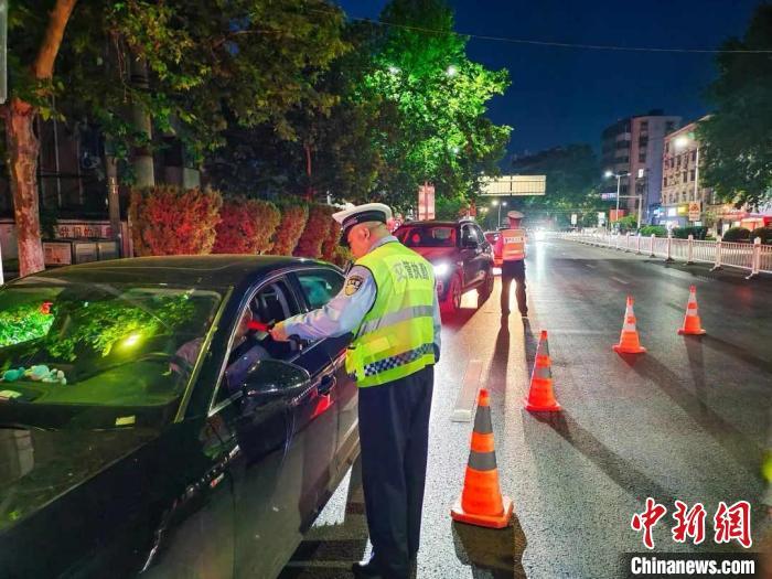 資料圖：交警設(shè)卡查酒駕?！“不帐」矎d交警總隊(duì)供圖