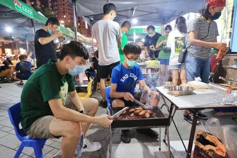 9月10日中秋節(jié)，臺灣臺北市民在大葉高島屋廣場烤肉。圖片來源：臺灣聯(lián)合新聞網(wǎng)