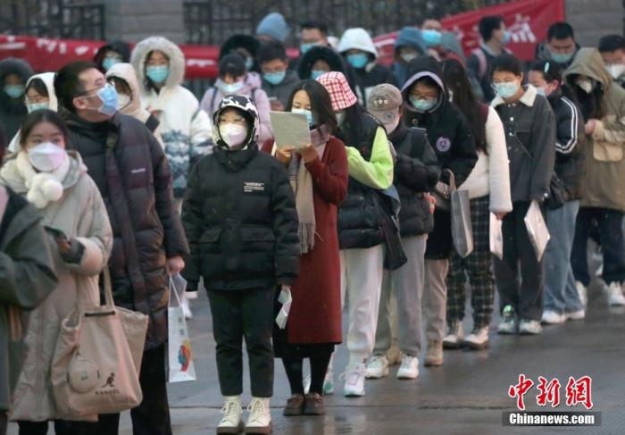 資料圖：考生在陜西省西安市的西安醫(yī)學(xué)院考點(diǎn)外等待入場。 <a target='_blank' href='/'>中新社</a>記者 張遠(yuǎn) 攝