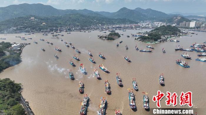 漁船駛離石浦港。王剛 攝