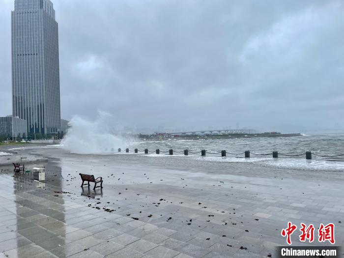 圖為“梅花”到來，海面上刮起大風卷起大浪。　王斯文 攝