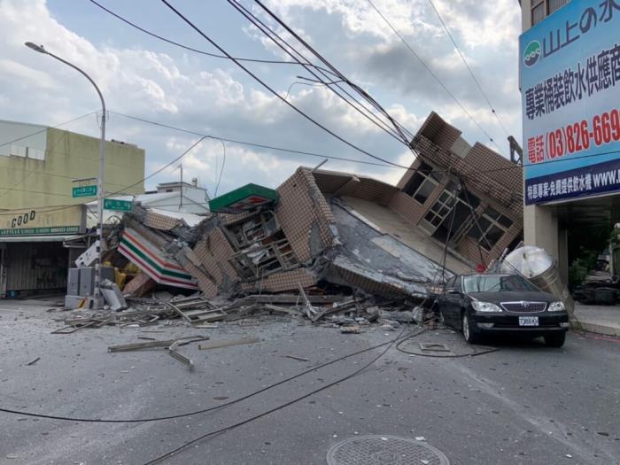 花蓮玉里鎮(zhèn)一處7-11樓房倒塌，警方表示傷亡未明。圖片來源：臺灣“中央社” 