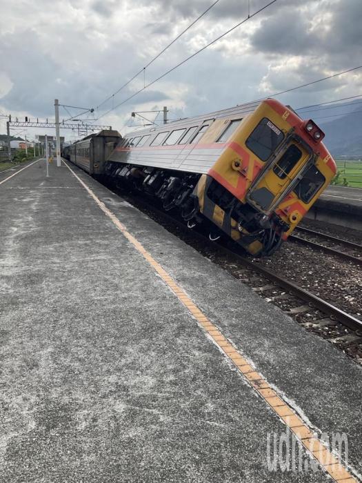 臺東富里東里車站今天下午發(fā)生地震后，月臺倒塌、列車傾斜。記者卜敏正／翻攝