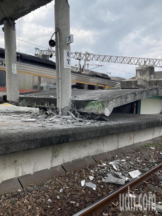 臺東富里東里車站今天下午發(fā)生地震后，月臺倒塌、列車傾斜。記者卜敏正／翻攝