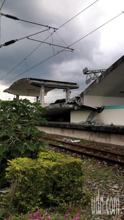 臺東富里東里車站今天下午發(fā)生地震后，月臺倒塌、列車傾斜。記者卜敏正／攝影