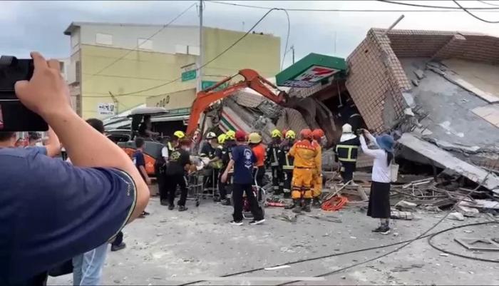 花蓮玉里鎮(zhèn)中山路一超市倒塌4人受困，已救出3人，還有1人仍在搜救中。圖片來源：臺灣聯(lián)合報