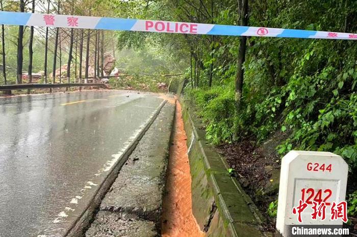 四川巴中強(qiáng)降雨國(guó)道244線南江段山體滑坡致道路中斷