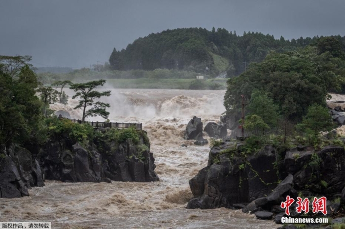 當(dāng)?shù)貢r(shí)間9月19日，日本鹿兒島縣，臺(tái)風(fēng)“南瑪都”登陸過后，仙臺(tái)河沿岸河水暴漲。據(jù)報(bào)道，臺(tái)風(fēng)“南瑪都”于18日19時(shí)左右在縣鹿兒島市附近登陸。九州電力公司稱，截至當(dāng)日18時(shí)，“南瑪都”共造成九州地區(qū)超19萬(wàn)戶居民停電。