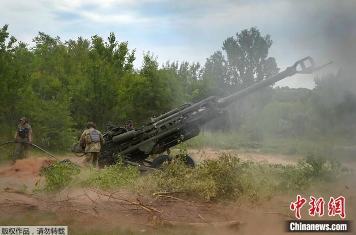 資料圖：烏軍士兵使用美國提供的M777榴彈炮向俄軍陣地開火。